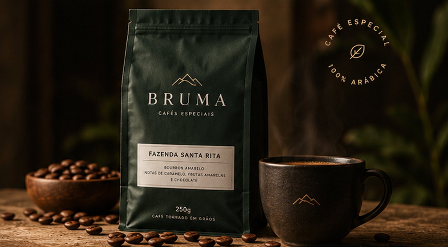 Pacote de café BRUMA Fazenda Santa Rita, xícara e grãos sobre mesa de madeira